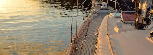 Stará Klasická Plachetnice Dřevěnou Týkovou Palubou Kotvící Mola Jachtovém Přístavu — Stock fotografie