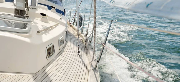 Herreshoff, açık denizde yelken açan eski klasik bir yat tasarladı. Tahta meşe güvertesi. Dalgalar, su sıçratma. Kuzey Amerika tekne yapma gelenekleri. Gezinti, tatil, yelkenli yarışı, spor, eğlence