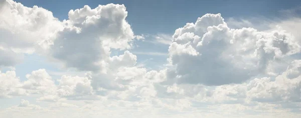 Paesaggio Coppia Nuvole Ornamentali Bianche Luce Solare Soffusa Raggi Sole — Foto Stock