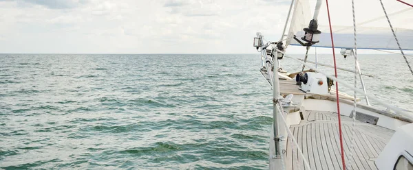 Herreshoff, açık denizde yelken açan eski klasik bir yat tasarladı. Tahta meşe güvertesi. Direğe ve yelkenlere bakın. Ketçap yelkenli. Kuzey Amerika tekne yapma gelenekleri. Gezi, tatil, yelkenli yarışı, spor