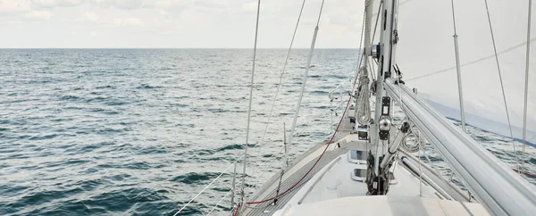 Herreshoff, açık denizde yelken açan eski klasik bir yat tasarladı. Tahta meşe güvertesi. Direğe ve yelkenlere bakın. Ketçap yelkenli. Kuzey Amerika tekne yapma gelenekleri. Gezi, tatil, yelkenli yarışı, spor