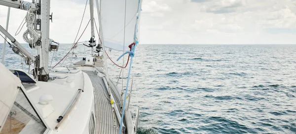 Herreshoff, açık denizde yelken açan eski klasik bir yat tasarladı. Tahta meşe güvertesi. Direğe ve yelkenlere bakın. Ketçap yelkenli. Kuzey Amerika tekne yapma gelenekleri. Gezi, tatil, yelkenli yarışı, spor