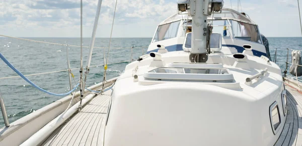 Herreshoff, açık denizde yelken açan eski klasik bir yat tasarladı. Tahta meşe güvertesi. Direğe ve yelkenlere bakın. Ketçap yelkenli. Kuzey Amerika tekne yapma gelenekleri. Gezi, tatil, yelkenli yarışı, spor