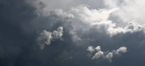 Σκούρα Διακοσμητικά Σύννεφα Δραματικός Ουρανός Επικό Σύννεφο Καταιγίδας Πανοραμική Εικόνα — Φωτογραφία Αρχείου