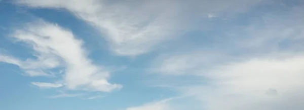 Cielo Azul Claro Después Tormenta Luz Solar Suave Imagen Panorámica — Foto de Stock