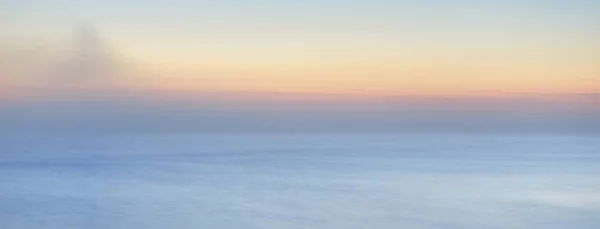 Захватывающий Дух Панорамный Вид Море Облаках Густого Белого Тумана Светящееся — стоковое фото