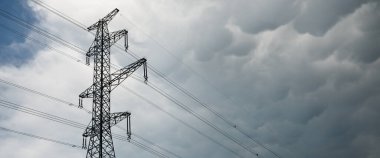 Dramatik gökyüzüne karşı elektrik hattı, yakın plan. Şehir manzarası kavramı. Enerji, enerji üretimi, özel ekipman, endüstri, çevresel hasar, ekoloji, altyapı, ormanların tahrip