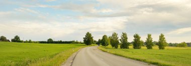 Bir yaz günü tarla ve orman boyunca (yeni asfalt yol) boş bir otoyoldur. Yağmurdan önce dramatik fırtına bulutları. Turizm, yol gezisi, özgürlük, tatiller, lojistik, uzak yerler kavramları