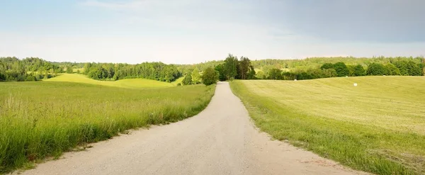 Una Strada Rurale Vuota Attraverso Campo Foresta Tramonto Cielo Splendente — Foto Stock