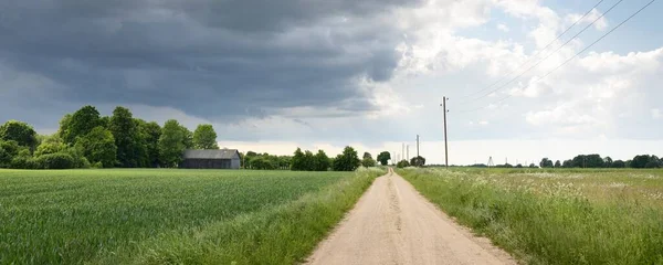 Prázdná Venkovská Cesta Přes Pole Bouři Pohled Auta Idylická Venkovská — Stock fotografie