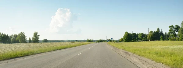 Landsväg Genom Jordbruksmark Och Skog Dramatisk Himmel Efter Åskvädret Sommar — Stockfoto