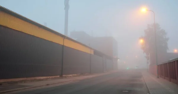 Strada Asfaltata Illuminata Vicino Moderni Edifici Industriali Una Nebbia Lanterne — Foto Stock