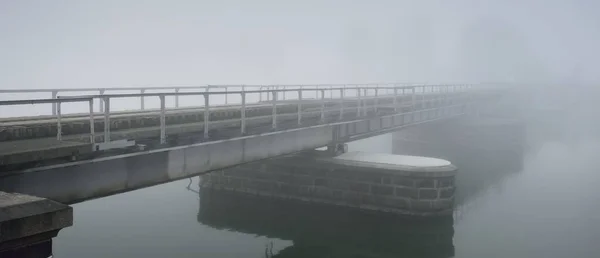 Puente Viejo Través Del Río Canal Una Espesa Niebla Blanca — Foto de Stock