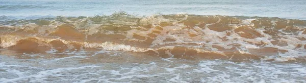 Vista Panorâmica Costa Mar Báltico Num Nevoeiro Nascer Sol Ondas — Fotografia de Stock