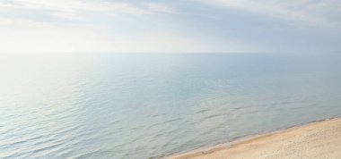Fırtınadan sonra Baltık kıyılarından panoramik hava manzarası. Temiz gün batımı gökyüzü, yansımalar, durgun su yüzeyi dokusu. Doğa, çevre. Idyllic rüya gibi deniz manzarası
