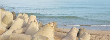 Güneşin doğuşunda sisli bir havada Baltık Denizi manzarası. Kumsal, kum tepeleri, dalgalar. Yumuşak güneş ışığı. Idyllic yaz deniz manzarası. Doğa, çevre, tatiller, eko-turizm, yürüyüş, güvenlik kavramları