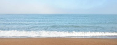 Güneşin doğuşunda sisli bir havada Baltık Denizi manzarası. Kumsal, kum tepeleri. Yumuşak güneş ışığı. Idyllic yaz deniz manzarası. Doğa, çevre, tatiller, eko-turizm, yürüyüş ve keşif kavramları