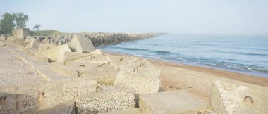 Güneşin doğuşunda sisli bir havada Baltık Denizi manzarası. Kumsal, kum tepeleri, dalgalar. Yumuşak güneş ışığı. Idyllic yaz deniz manzarası. Doğa, çevre, tatiller, eko-turizm, yürüyüş, güvenlik kavramları