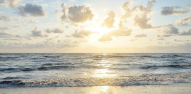 Fırtınadan sonra Baltık kıyıları. Gün batımı, yumuşak güneş ışığı, parlayan bulutlar. Resimli panoramik manzara. Doğa, çevre, ekoloji, eko-turizm, yürüyüş, keşif kavramları