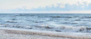Fırtınadan sonra Baltık kıyıları. Gün batımı, yumuşak güneş ışığı, parlayan bulutlar. Resimli panoramik manzara. Doğa, çevre, ekoloji, eko-turizm, yürüyüş, keşif kavramları