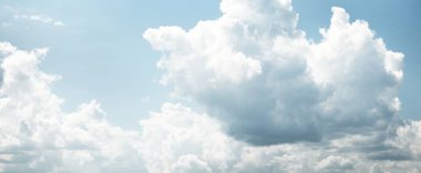 Süslü bulutlar. Dramatik bir gökyüzü. Destansı fırtına bulutları. Yumuşak güneş ışığı. Panoramik görüntü, doku, arkaplan, grafik kaynakları, tasarım, kopyalama alanı. Meteoroloji, cennet, umut, barış kavramı