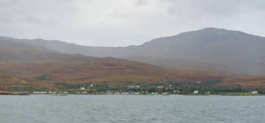 Rocky gölü kıyıları, dağ zirveleri, dağlar, vadiler ve tepeler. Yelkenliden panoramik manzara. Dramatik bir gökyüzü. İskoçya, İngiltere. Atmosferik manzara. Seyahat yerleri, dönüm noktaları, yürüyüş, eko-turizm