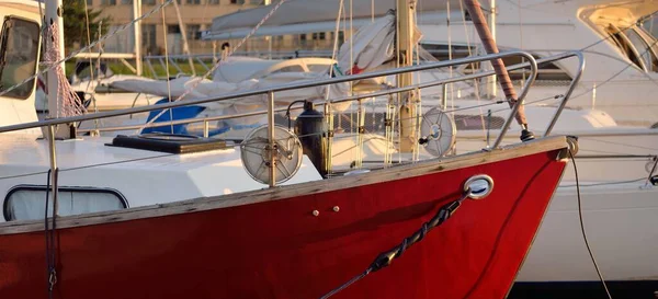 日落时 红色帆船停泊在游艇码头上 港口服务 — 图库照片