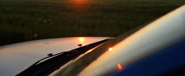 Auto Geparkt Auf Einem Grünen Feld Waldwiese Rasen Bei Sonnenuntergang — Stockfoto