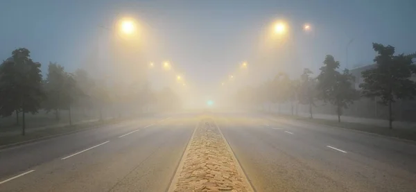 Iluminado Dividido Nuevo Camino Asfalto Carretera Una Niebla Pasarela Peatonal — Foto de Stock