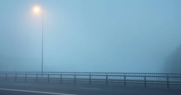 Yoğun Bir Siste Bomboş Bir Asfalt Yolu Karayolu Yaya Geçidi — Stok fotoğraf