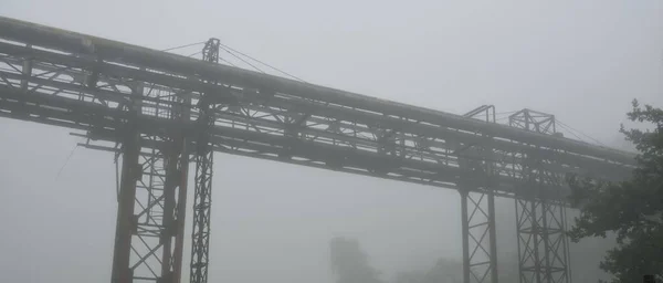Sistema Tuberías Una Fábrica Metalúrgica Una Espesa Niebla Blanca Paisaje — Foto de Stock