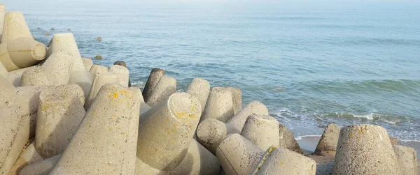 日の出の霧の中でバルト海の海岸のパノラマビュー ビーチ 防波堤 太陽の光だ 牧歌的な夏の海の風景 エコツーリズム ハイキング 安全コンセプト — ストック写真