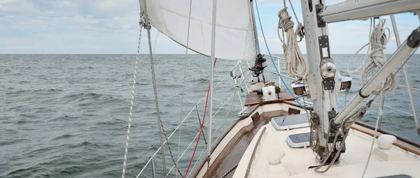 嵐の間 屋外の海で古い古典的なヨットセーリング 木製のチーク材のデッキ 帆を張れ 水のスプラッシュ クルーズ レガッタ スポーツ レジャー活動 — ストック写真