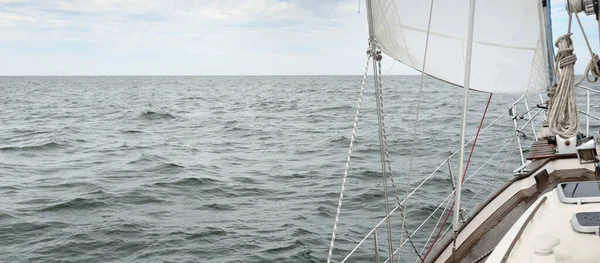 嵐の間 屋外の海で古い古典的なヨットセーリング 木製のチーク材のデッキ 帆を張れ 水のスプラッシュ クルーズ レガッタ スポーツ レジャー活動 — ストック写真