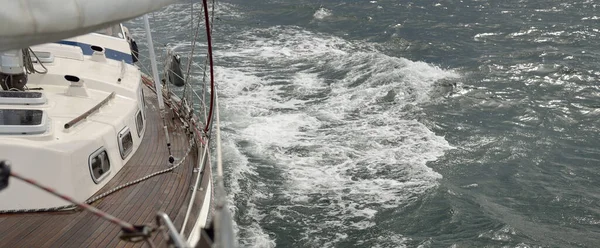 Velho Iate Clássico Navegando Mar Aberto Durante Tempestade Deck Madeira — Fotografia de Stock