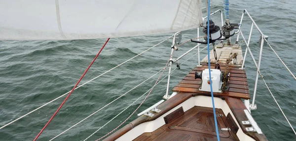 Vieux Yacht Classique Naviguant Pleine Mer Pendant Tempête Pont Teck — Photo