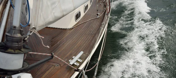 Gamla Klassiska Yacht Segling Ett Öppet Hav Stormen Träteksdäck Hämta — Stockfoto