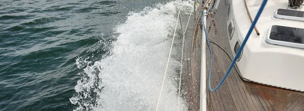 Antiguo Yate Clásico Navegando Mar Abierto Durante Tormenta Cubierta Teca — Foto de Stock