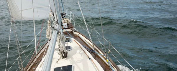 风暴期间 老式经典游艇在开阔的海面上航行 木制柚木甲板 Ketch帆船 休闲活动 — 图库照片