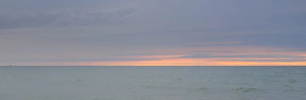 嵐の後 バルト海の上空で劇的な日没の空 パノラマビュー 柔らかい日差し 輝く雲 自然環境生態学 — ストック写真
