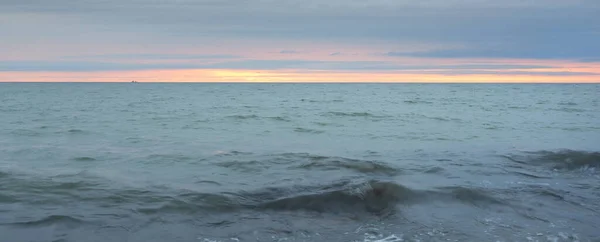 Fırtınadan Sonra Baltık Denizi Üzerinde Dramatik Günbatımı Gökyüzü Panoramik Manzara — Stok fotoğraf
