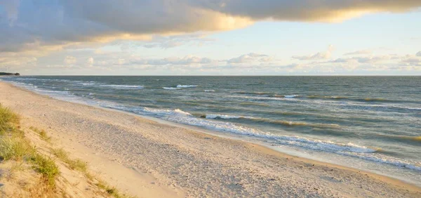 Brzeg Morza Bałtyckiego Wydmy Plaża Burzy Zachód Słońca Miękkie Złote — Zdjęcie stockowe