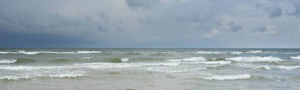 Pobřeží Baltského Moře Bouři Dramatické Nebe Zářící Mraky Malebná Panoramatická — Stock fotografie