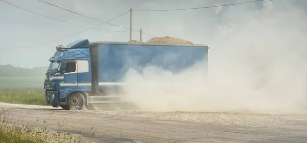 Camion Semirimorchio Sulla Strada Campagna Con Una Svolta Brusca Velocità — Foto Stock