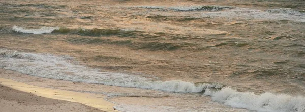 嵐の後 バルト海の海岸 柔らかい日差し 水面の質感 波とスプラッシュ 泡をクラッシュさせます 絵のようなパノラマの風景 生態学の概念 — ストック写真