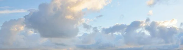 Cielo Azul Claro Con Brillantes Nubes Rosas Doradas Después Tormenta — Foto de Stock