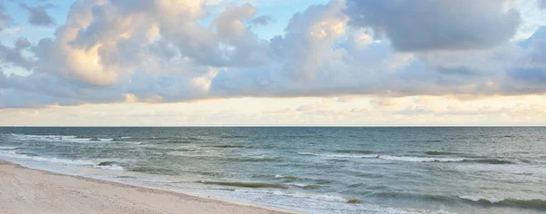 Östersjöns Strand Efter Stormen Solnedgång Mjukt Solljus Glödande Moln Pittoresk — Stockfoto