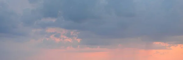 Fırtınadan Sonra Parlayan Pembe Altın Bulutlu Açık Mavi Gökyüzü Dramatik — Stok fotoğraf