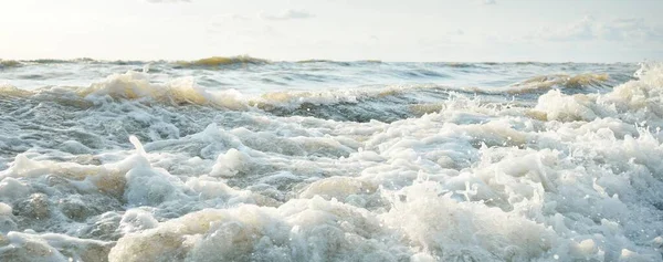 Oostzee Storm Zonsondergang Zacht Gouden Zonlicht Wateroppervlaktextuur Neerstortende Golven Spatten — Stockfoto