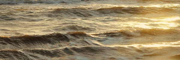 风暴过后的波罗的海海岸 柔和的阳光 水面纹理 波纹和浪花 风景如画的全景 生态概念 — 图库照片